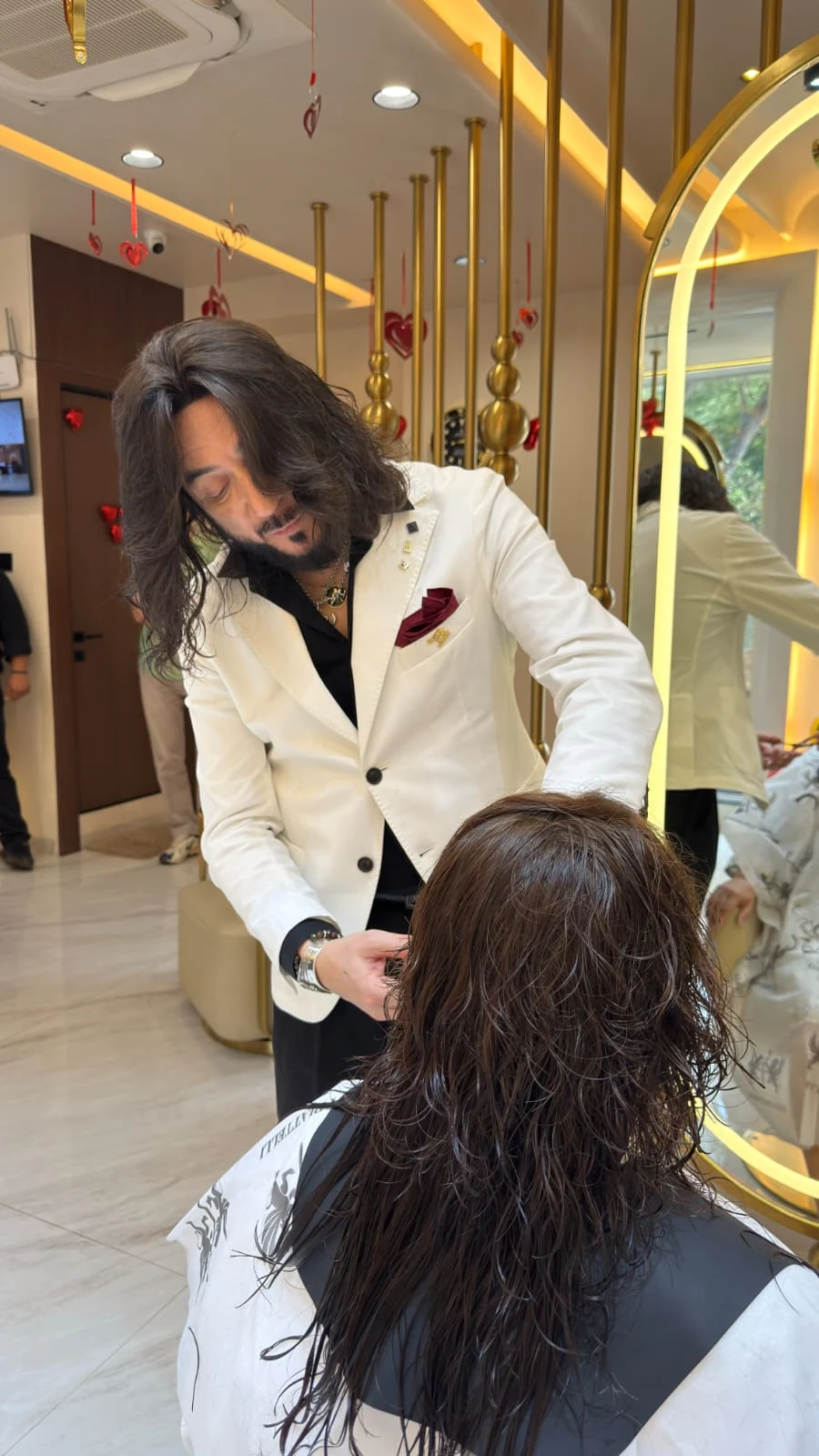 Luca Piattelli al lavoro in salone
